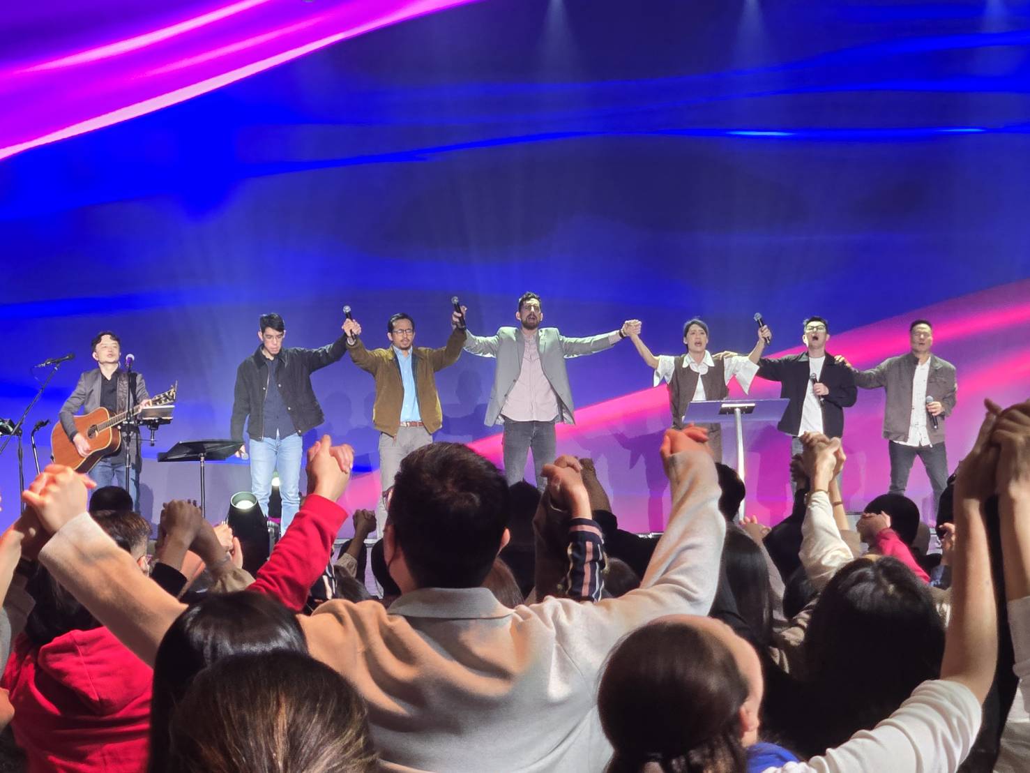 中外牧者帶領與會者牽手合一禱告。（圖/梁敬彥攝影）